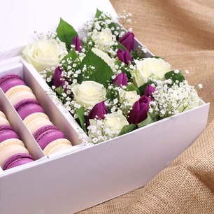 Specialized Gift Box With Macarons And Flowers